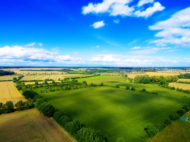 záběry krajiny z dronu